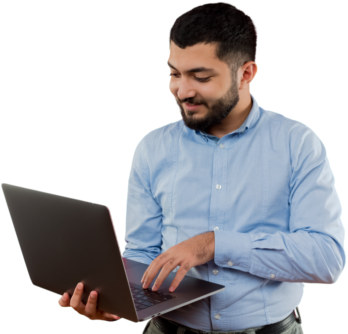 Estratega de la agencia de marketing digital trabajando en una laptop